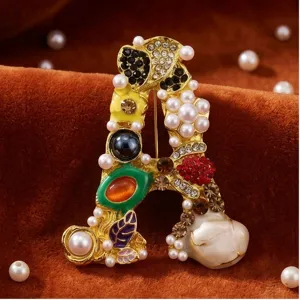 Vintage barokke letter A broche ingelegd met parels en kleurrijke strass-steentjes chic.