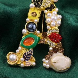 Gedetailleerd overzicht van mode letter A broche met parels en strass, elegante legering.
