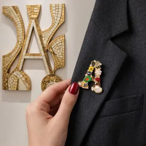 Elegante letter A broche met parels en strass, stijlvolle legering mode sieraden voor vrouwen.