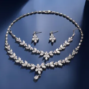 Dettaglio della parure da sposa in zircone con collana e orecchini luminosi ed eleganti.