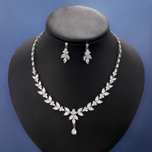 Vista dettagliata del set di collana e orecchini in zirconia con pietre preziose e lucenti