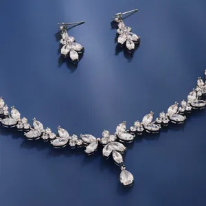 Vista dettagliata di uno splendido set di collana e orecchini da sposa in zirconia a foglia.