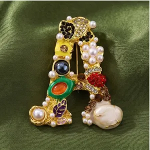 Modieuze letter A broche met parels strass legering speld accessoires voor dameskleding.