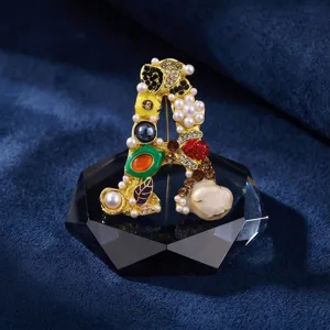 Moderne letter A broche met parels en strass, elegante legering speld voor dames.