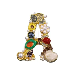 Modieuze letter A broche met parels en strass stenen, elegante legering speld voor dames.