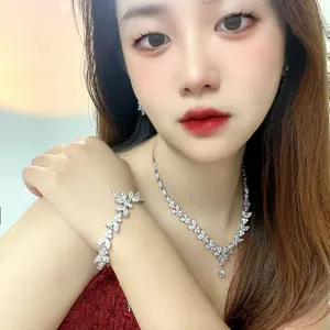 Stupendo set di gioielli con collana e bracciale in zircone per matrimoni ed eventi.