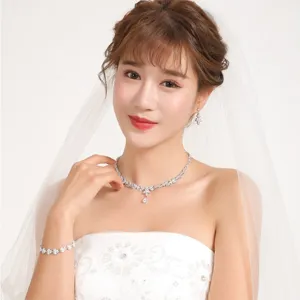 Vista dettagliata di collana bracciale e orecchini da sposa in zircone per cerimonia.
