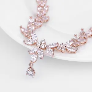 Squisita collana da sposa in zircone placcato oro rosa che mostra dettagli splendidi.