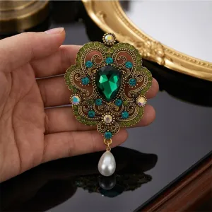 Broche vintage de cristal verde estilo barroco pedrería elegante colgante perla joyería