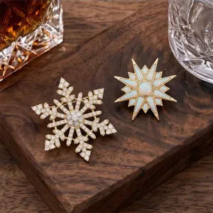 Set de broches flocon et étoile dorées exquises, incrustées de strass, accessoire chic.