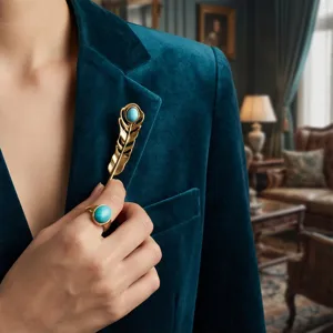 Retro feather brooch for suit jacket, elegant luxury fashion unisex pin jewelry accessory.