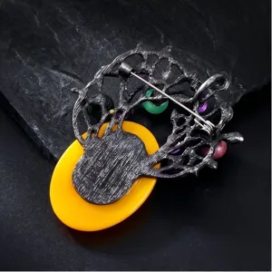 Détail arrière de broche en alliage vintage, design de branche d'arbre rétro avec résine ambre.