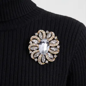 Elegante Kristall Strass Blumen Brosche, glänzender Reversinadel Mantel Zubehör Detail
