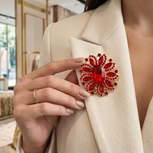 Elegante rote Kristall Blumen Brosche Strass Goldfarben Mantel Kleid dekoratives Luxus Accessoire