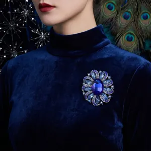Nahaufnahme des eleganten Kristall Blumenbrooches mit brillanten blauen Strasssteinen.