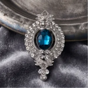 Exquisites Detail der Vintage blauen Edelstein Brosche, silberner Strasskristall.