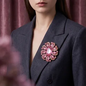 Nahaufnahme der eleganten rosa Kristall Blumen Strass Brosche gesteckt an einer dunklen Jacke.