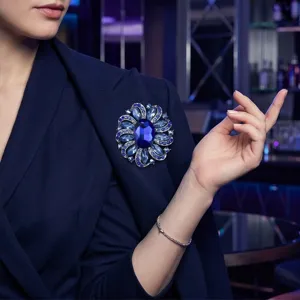 Elegante blaue Kristall Blumen Brosche für Damen, glänzende Strass Anstecknadel für Mantel.