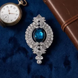 Detailaufnahme der Vintage Strass und blauen Edelstein Brosche, luxuriöses Anstecknadel.