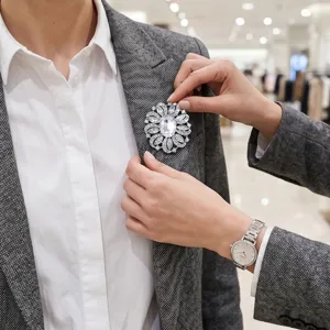 Exquisite kristall blumen brosche pin für damen elegante glänzende strass jacke deko