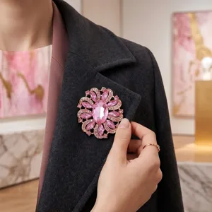Elegante Kristall Blumen Brosche für Damen, glänzender Strass Revers Anstecknadel für warme Mäntel.
