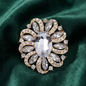 Detailansicht der eleganten Kristall Blumen Brosche mit glänzenden Strasssteinen Damen