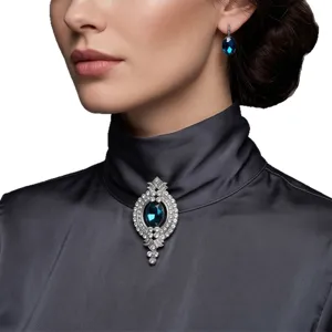 Exquisites Vintage Kristall Broschen und Ohrringe Set mit auffallendem tiefblauem Stein.