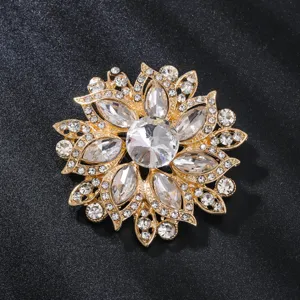 Elegante Strass Blumen Brosche aus goldfarbener Legierung, glitzerndes Damen Schmuckstück.