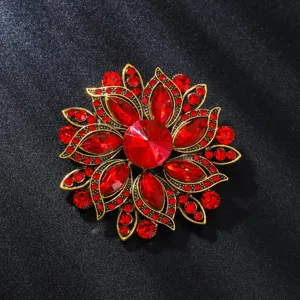Detailansicht der roten Strass Blume Brosche aus antiker goldener Legierung für Damen.