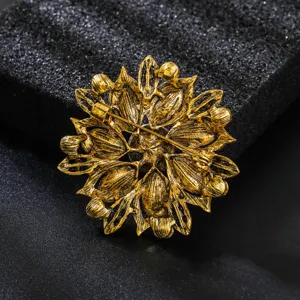 Detailansicht der goldenen Vintage-Blumenbrosche mit hochwertiger Nadelverschlussmechanik.
