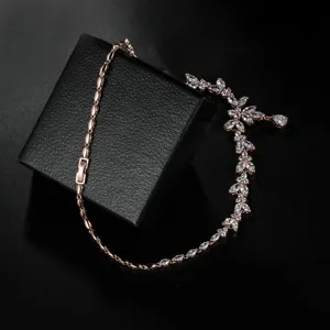 Elegante collana in zircone cubico oro rosa con design floreale per gioielli da sposa.