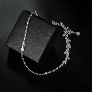 Dettaglio della raffinata collana da sposa in zircone argentato con elegante lavorazione a grappolo.