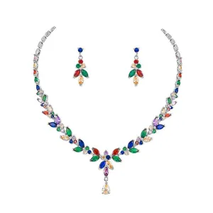 Vista dettagliata di un elegante set di collana e orecchini in zirconia colorata.