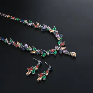 Dettaglio del set di gioielli da sposa con collana in zircone colorato e orecchini coordinati.