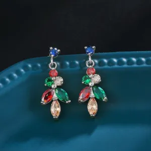 Squisiti orecchini pendenti con zirconi colorati a forma di albero di Natale.