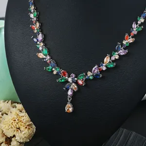 Collana in zircone cubico colorato con ciondolo a goccia, elegante design floreale da sposa.
