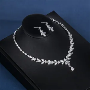Set di collana e orecchini da sposa per matrimonio con brillanti cristalli di zircone lucidi.