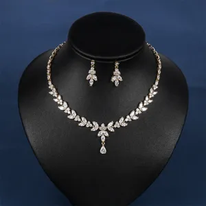 Dettaglio del set di collana e orecchini in zircone cubico da sposa, pietre lucenti.