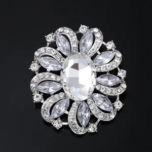 Élégante broche fleur en cristal pour femmes, accessoire en alliage argenté strass.