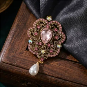 Broche barroco vintage de cristal rosa estilo palacio retro filigrana diamantes de imitación