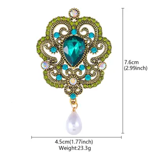 Broche retro barroco de gema verde con perla colgante, detalle de joyería de estilo de corte delicado.