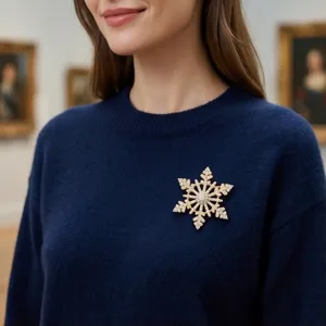 Élégante broche flocon de neige avec cristaux scintillants, détail parfait pour vestes et pulls.