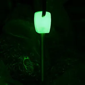 Dettaglio primo piano del manico luminescente dell'acciarino per campeggio e sopravvivenza.