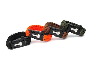 Paracord Überlebensarmband mit Pfeife und Feuerstarter, multifunktionales Outdoor-Detail.
