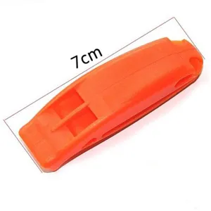 Detail van overlevingsfluitje, goed zichtbaar oranje ABS kunststof, compact formaat 7cm.