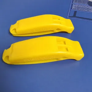 Gele plastic noodoverlevingsfluit voor buitenkamperen, duurzame veiligheidsuitrusting.