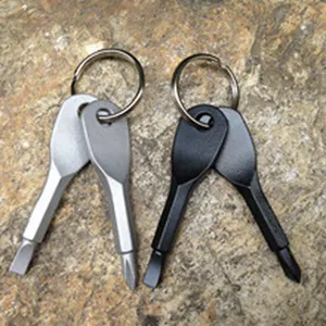 Dettaglio degli inserti per cacciavite multifunzione portatili a forma di chiave su roccia.