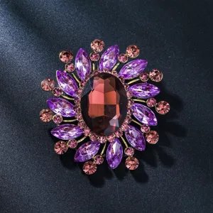 Gros plan d'une broche florale de luxe en strass avec cristal central et pierres violettes.