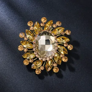 Détail de broche de fleurs en strass cristal luxueux avec des pierres jaunes étincoyantes dorées.