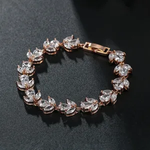 Nahaufnahme des funkelnden roségoldenen Zirkonia Blatt Tennisarmbands, eleganter Hochzeitsschmuck.